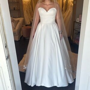 NWT Justin Alexander wedding dress and AMSALE veil